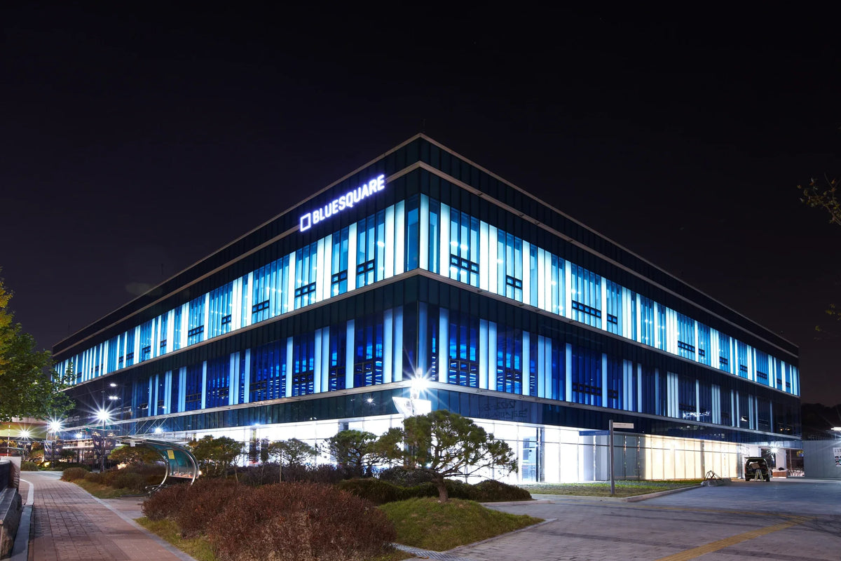 BLUE SQUARE ウリWONバンキングホール近くの広告
